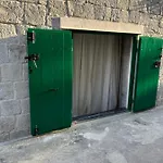 La Taberna Apartment *